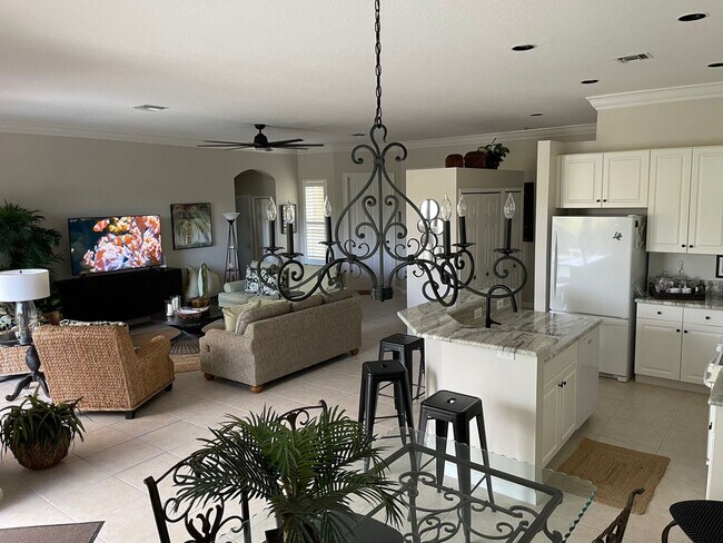 Building Photo - Mediterranean Style Vacation House Minutes from Beaches!