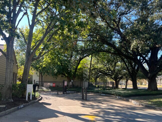 Building Photo - 10047 Westpark Dr