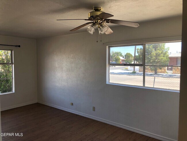 Foto del edificio - 8613 Mt Shasta Dr