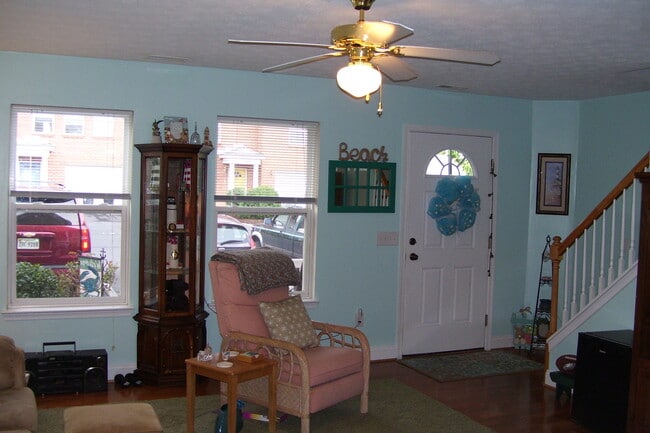 Foto del edificio - Immaculate End Unit Townhouse