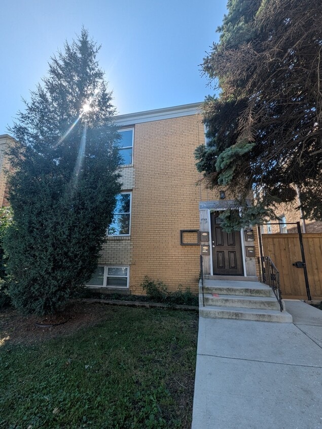 Foto principal - 6949 W Diversey Ave