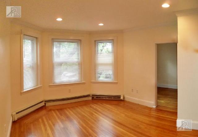 Foto del edificio - 4 bedroom in Brookline MA 02446