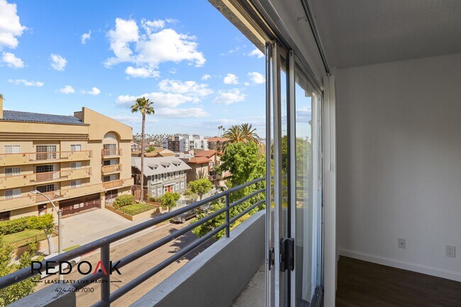 Building Photo - 833 S Berendo St