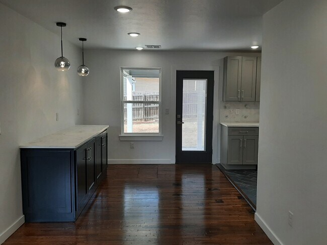 Building Photo - 322 S Arrington Dr