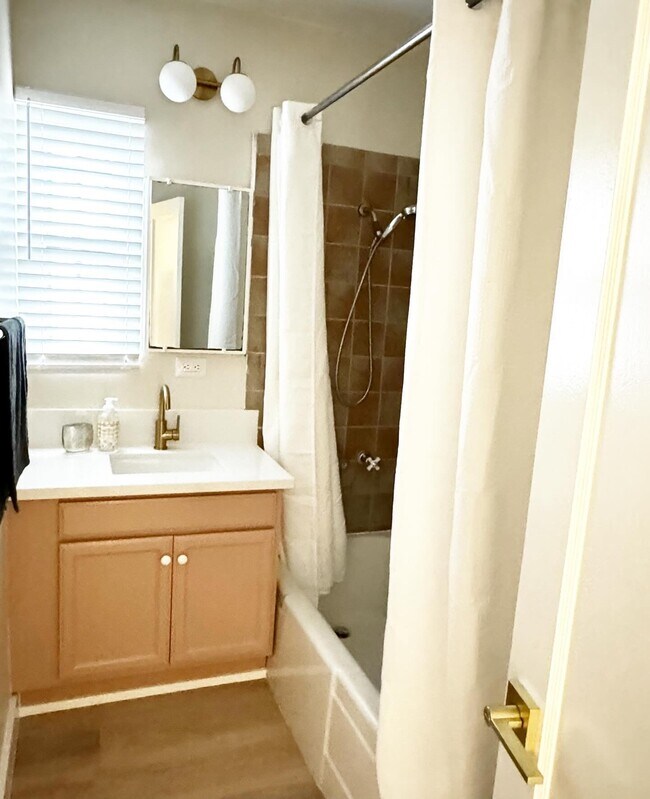 Full 4 piece bathroom - 4574 Florida St