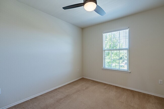 Foto del edificio - Stunning home with 3 Bedrooms and 2.5 bath...