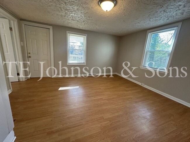 Building Photo - Charming 3-Bedroom Home with Spacious Yard...