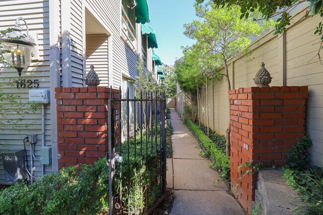 Foto del edificio - 1 Bed | 1.5 Bath Near Downtown Tulsa!
