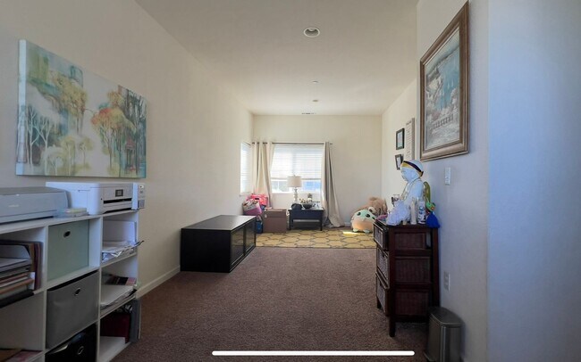 Foto del edificio - Spacious 3 Bedroom 2.5 Bath condo with large bonus room in Freedom Ca