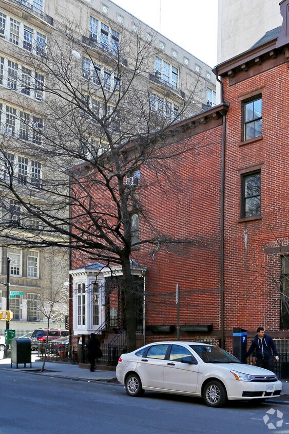 Building Photo - 122 E 17th St