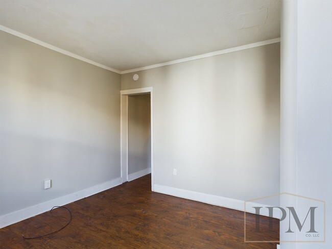 Building Photo - Available Now Newly Remodeled Cozy 3 Bedro...