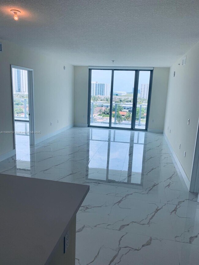 Foto del edificio - 330 Sunny Isles Blvd
