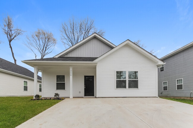 Building Photo - 3028 Celia Ave