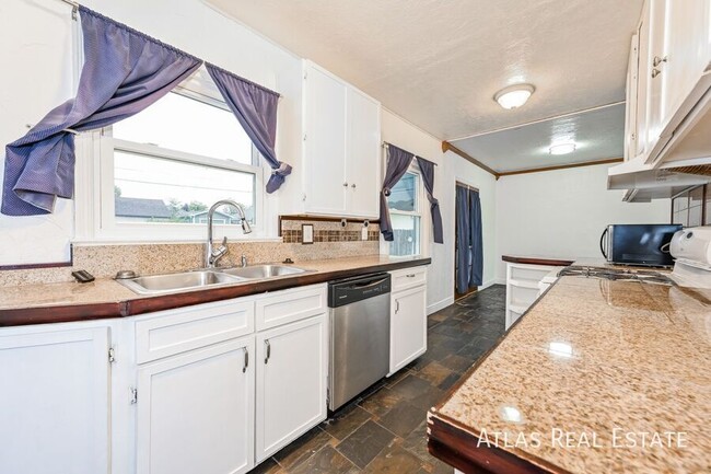 Building Photo - 5025 Beach Ct