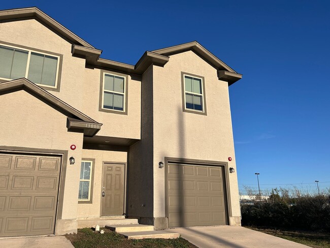 Foto del edificio - Charming Townhome Near I-35 & Randolph AFB