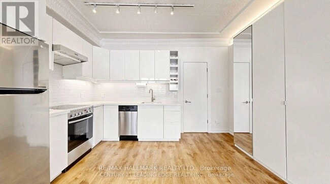 Building Photo - 679 Woodbine Ave
