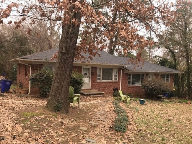 Building Photo - Cute duplex convenient to UNC and Hospitals!