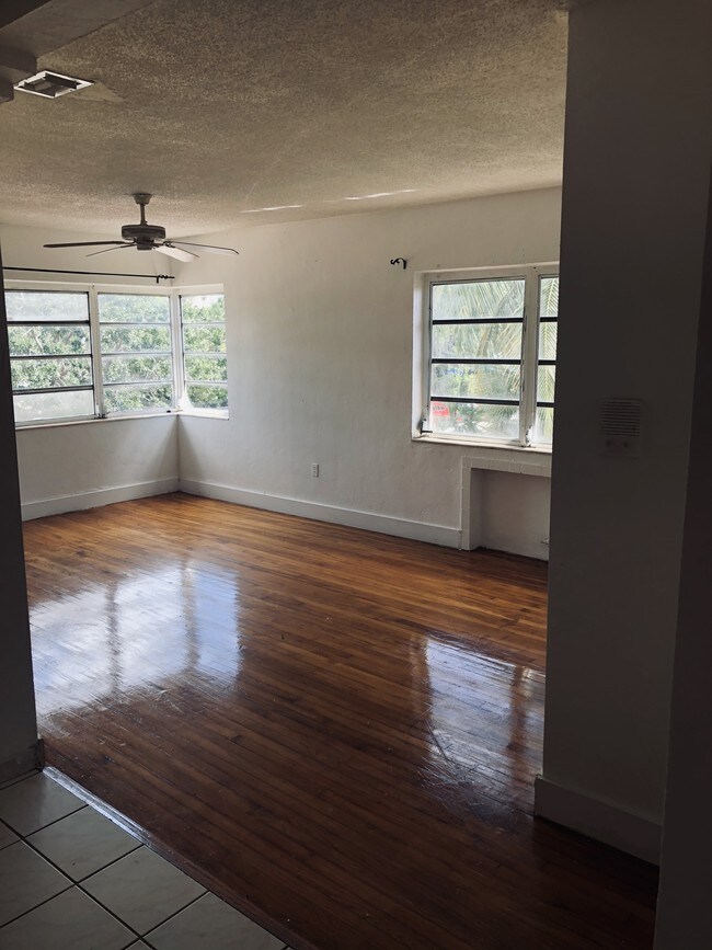 Foto del edificio - 1016 Biarritz Dr