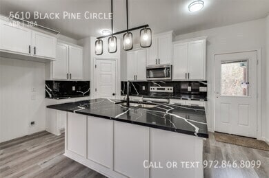 Foto del edificio - 5610 Black Pine Cir