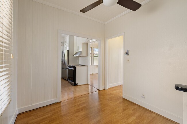 Foto del edificio - 3-bedroom, 2-bath single-family home with a covered porch and parking. Ideally located near Diamo...