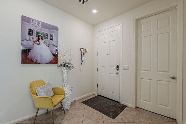 Building Photo - Modern Comfort Meets Smart Living in Vail!