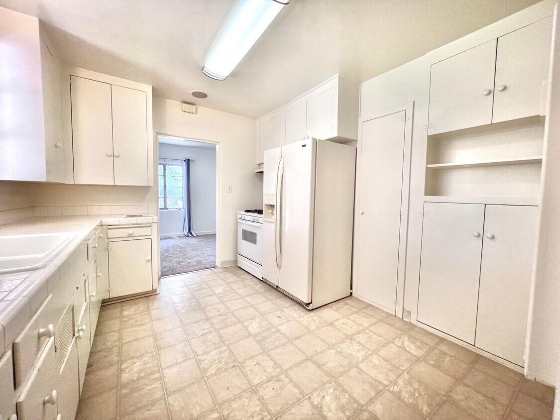 Foto principal - 331-331 1/2 W 25th St