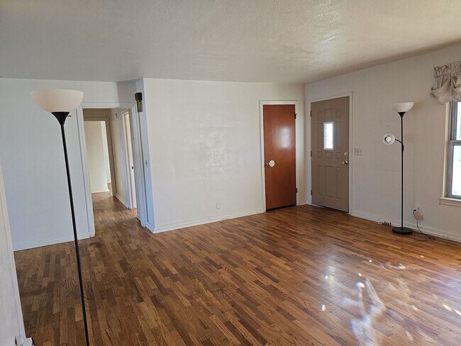 Building Photo - 3 Bedroom 1.5 bath home located in the bea...