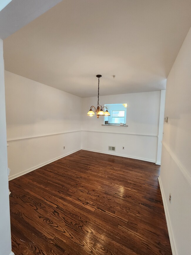 Dining room - 748 Harbortown Blvd