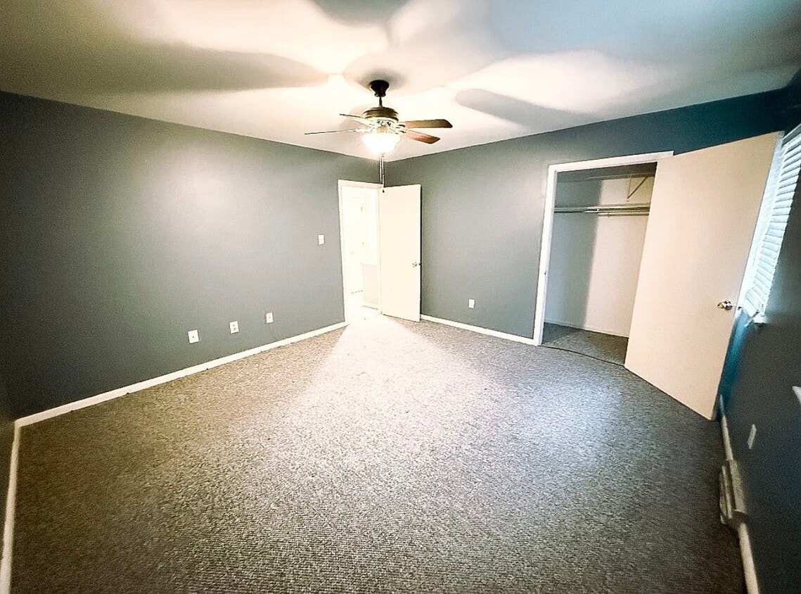 Building Photo - Vista View 8