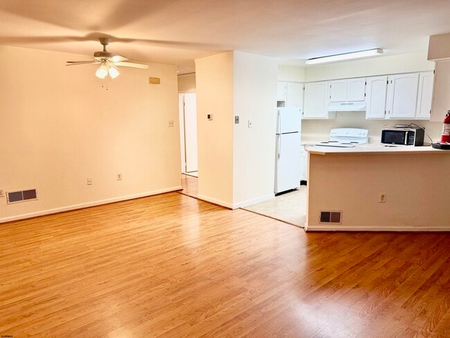 Foto del edificio - 1444 Mediterranean Ave