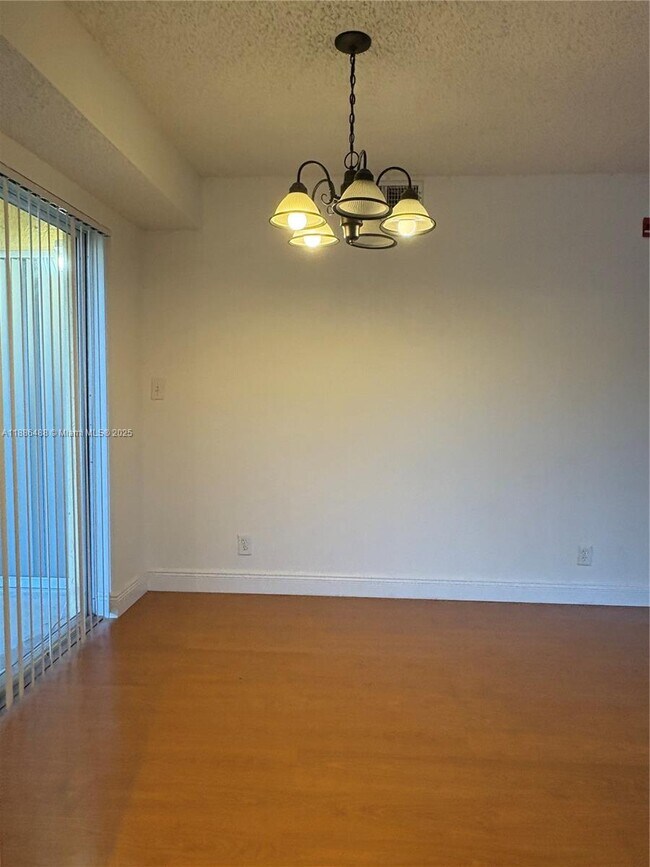 Foto del edificio - 7680 Westwood Dr