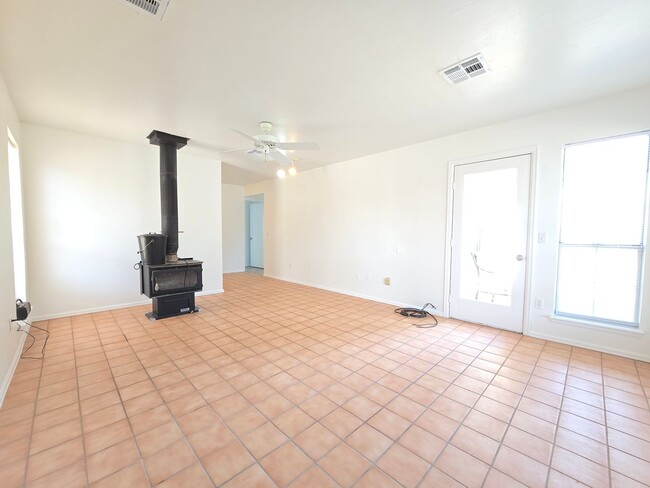 Foto del edificio - Remodeled 3 bed 2 bath home in Asher!