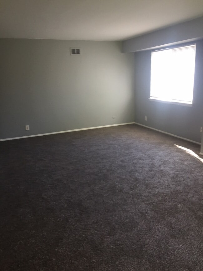 Building Photo - 25300 Shiawassee Cir
