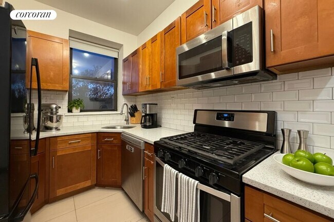 Foto del edificio - 373 Tompkins Ave