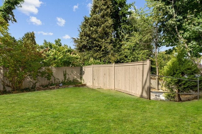 Building Photo - Waytcliff Apartments - Experience Capitol ...