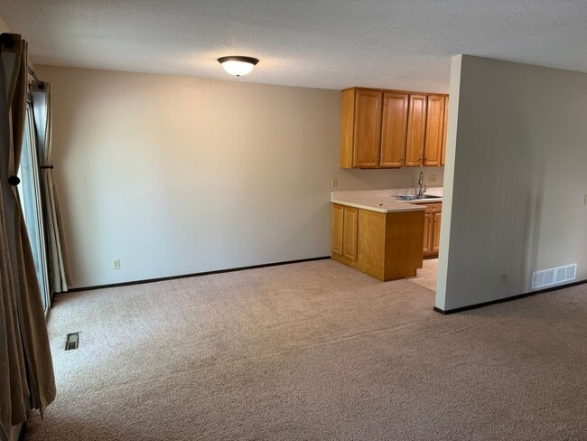 Building Photo - Awesome 3 bed unit