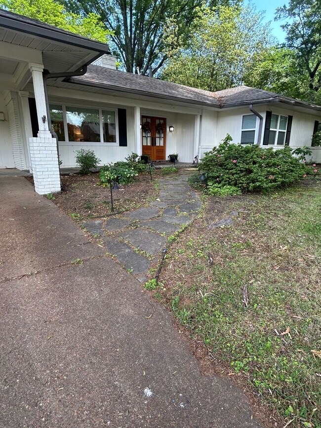 Building Photo - Great Location! Completely Renovated! Huge...