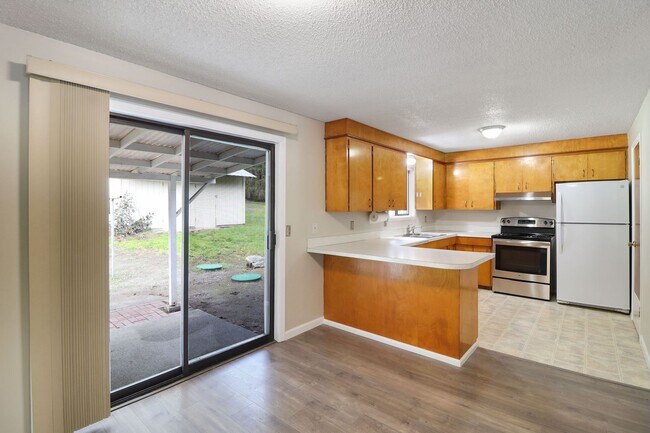 Foto del edificio - 2 Bed 1 Bath - Garage - Storage Shed - Pet Friendly - NAS Whidbey