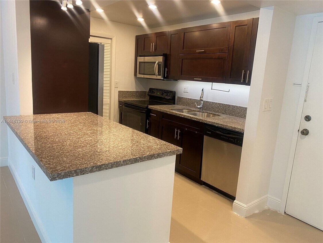 Foto principal - 100 Lakeview Dr