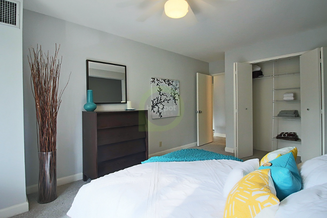 Foto del edificio - 1300 N Lake Shore Dr