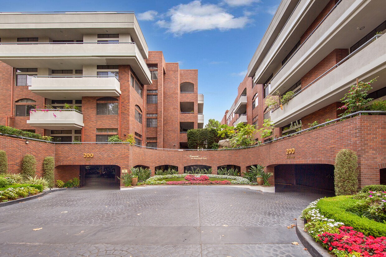 Foto principal - 200 N Swall Dr