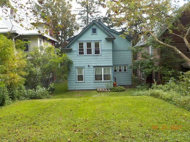 Building Photo - Single Family Home with Enclosed Front Por...