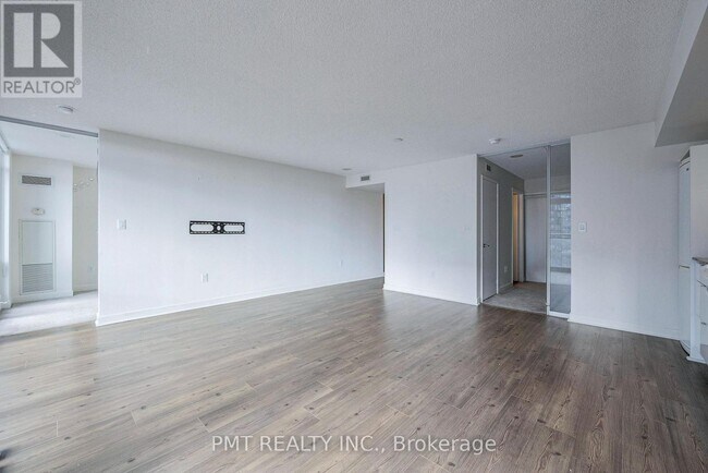 Building Photo - 1721 - 4K SPADINA AVENUE
