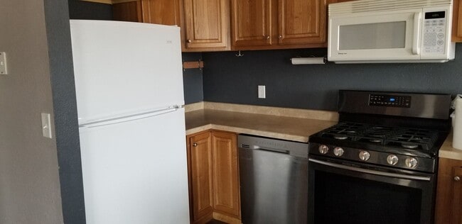 Building Photo - Private Split Level Home