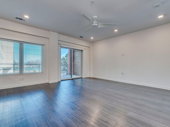 Foto del edificio - Modern 1 Bedroom, 1 Bath Condo at Public Lofts