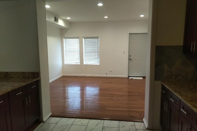 Comedor - 6108 W Addison St