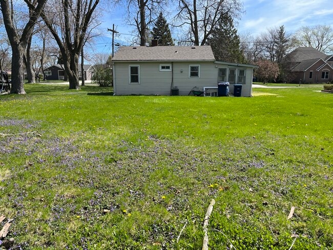 Building Photo - 2122 Sprucewood Ave