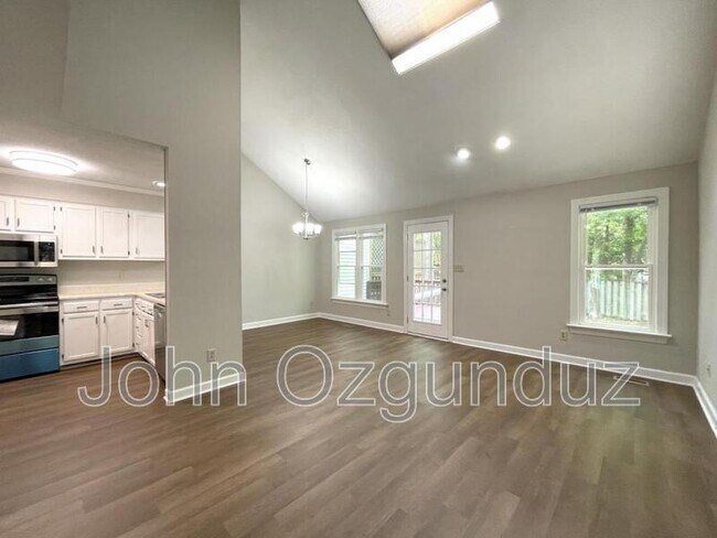 Foto del edificio - 5108 Sinclair Dr