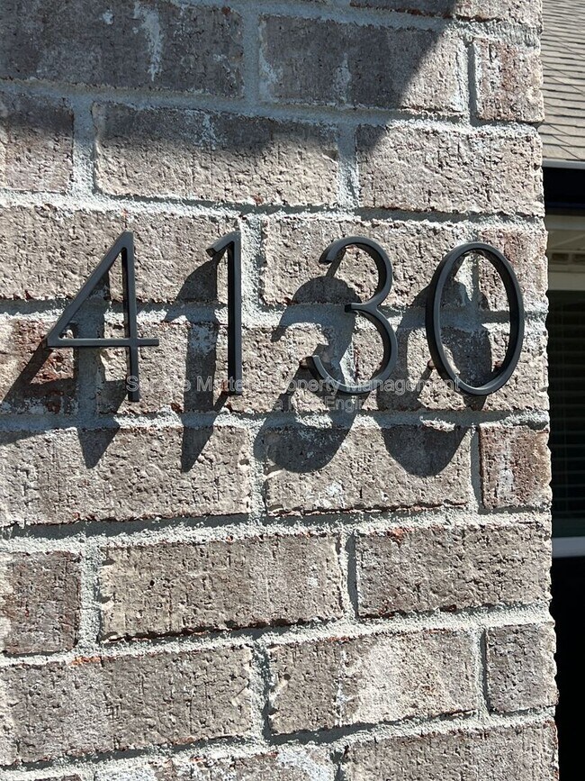 Foto del edificio - 4130 Lazy Breeze Ln