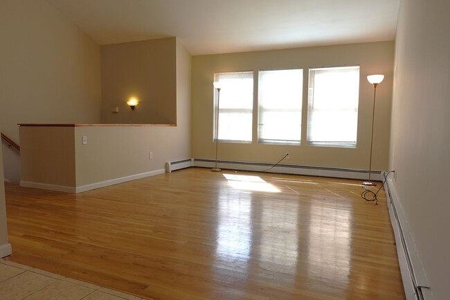 Building Photo - 4 Bedroom Spacious Hi-Ranch